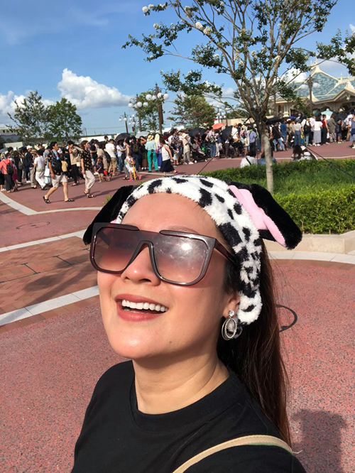 Điểm đến không thể bỏ qua của những gia đình có con nhỏ chính là công viên Disneyland. Thanh Thúy chia sẻ: "Điều thú vị ở đây là không chỉ trẻ con mà cả người lớn lẫn người già đều yêu thích. Thiên đường giải trí này có đủ loại hình vui chơi, từ cảm giác mạnh, cảm giác bay bổng trở về với tuổi thơ cho tới cảm giác cute của lứa tuổi teen. Đến Disneyland, bạn sẽ như được hồi xuân trở về bầu trời tuổi thơ ngay tức khắc, vì đâu đâu cũng thấy sắc màu rực rỡ, mọi thứ đều đáng yêu khủng khiếp". 