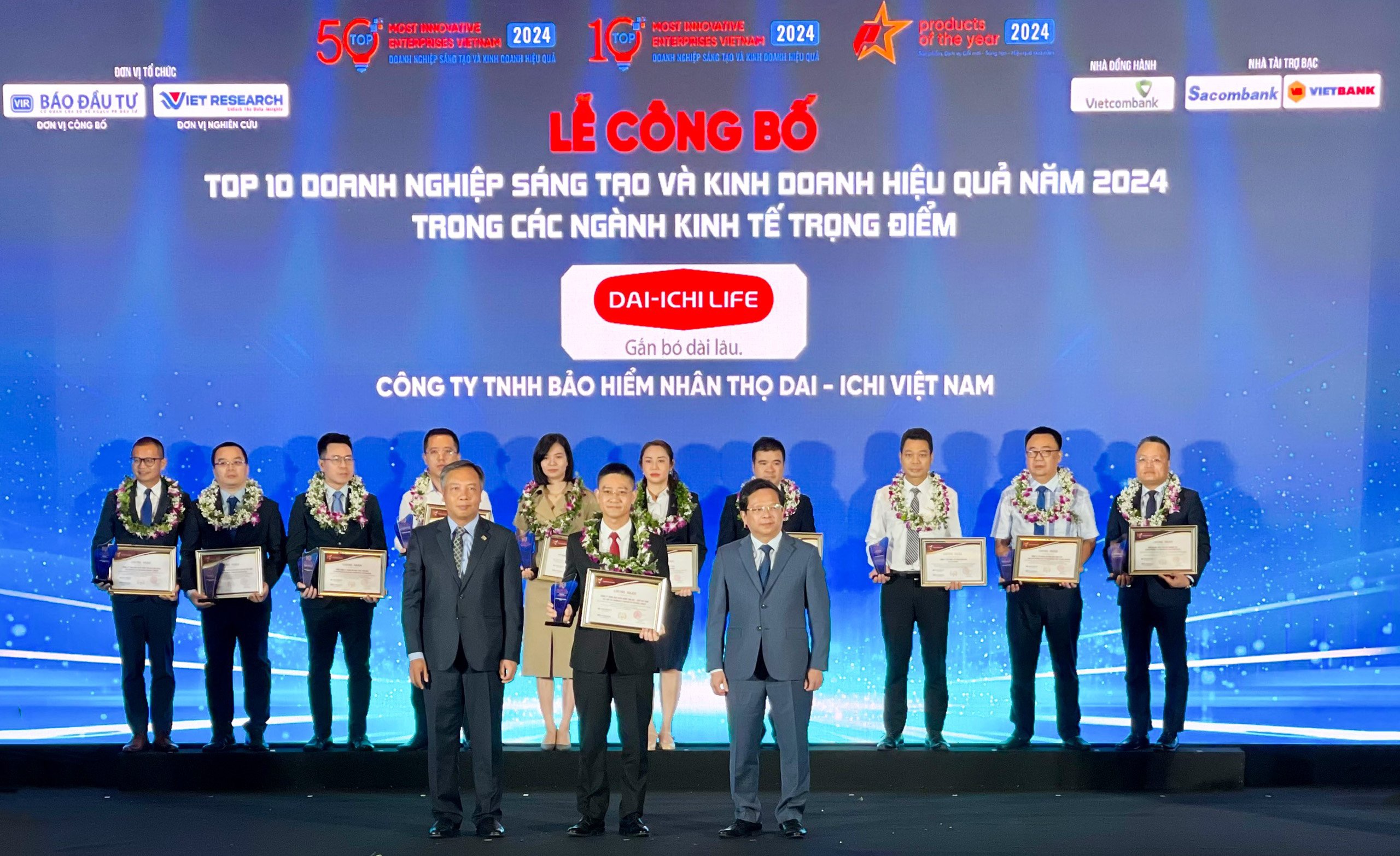 Ông Ngô Việt Phương – Phó Tổng Giám đốc Kinh doanh Dai-ichi Life Việt Nam nhận giải thưởng “Top 10 Doanh nghiệp Sáng tạo và Kinh doanh hiệu quả năm 2024 - Ngành Bảo hiểm” tại Lễ trao giải