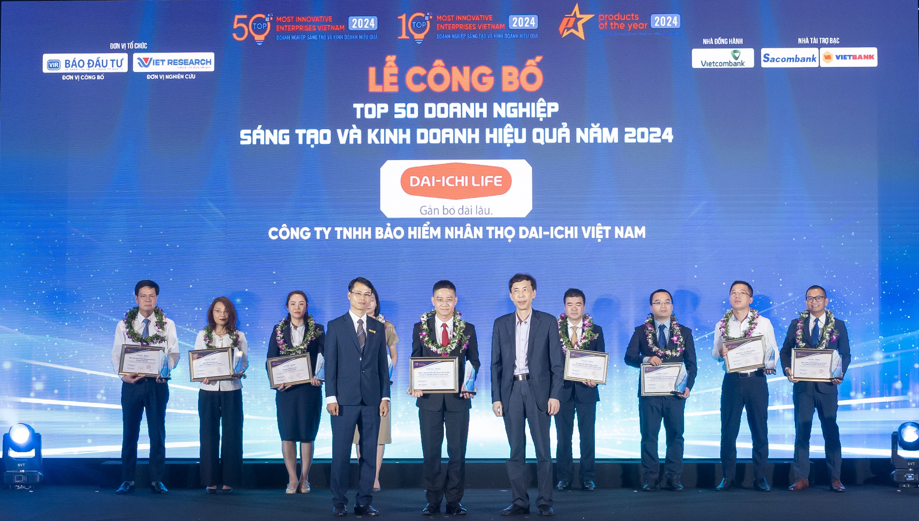 Ông Ngô Việt Phương – Phó Tổng Giám đốc Kinh doanh Dai-ichi Life Việt Nam nhận giải thưởng “Top 50 Doanh nghiệp Sáng tạo và Kinh doanh hiệu quả năm 2024” tại Lễ trao giải