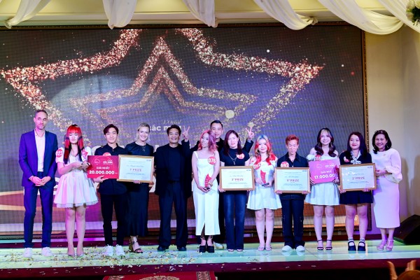 Các thí sinh đạt giải cuộc thi tài năng ngành tóc LOreal Color of Life Trophy 2024 - Nhất.Nguyễn Xuân Huy (Hà Nội) - Nhì.Giàng Thị Gầu (Điện Biên) - Lò Văn Quyết,